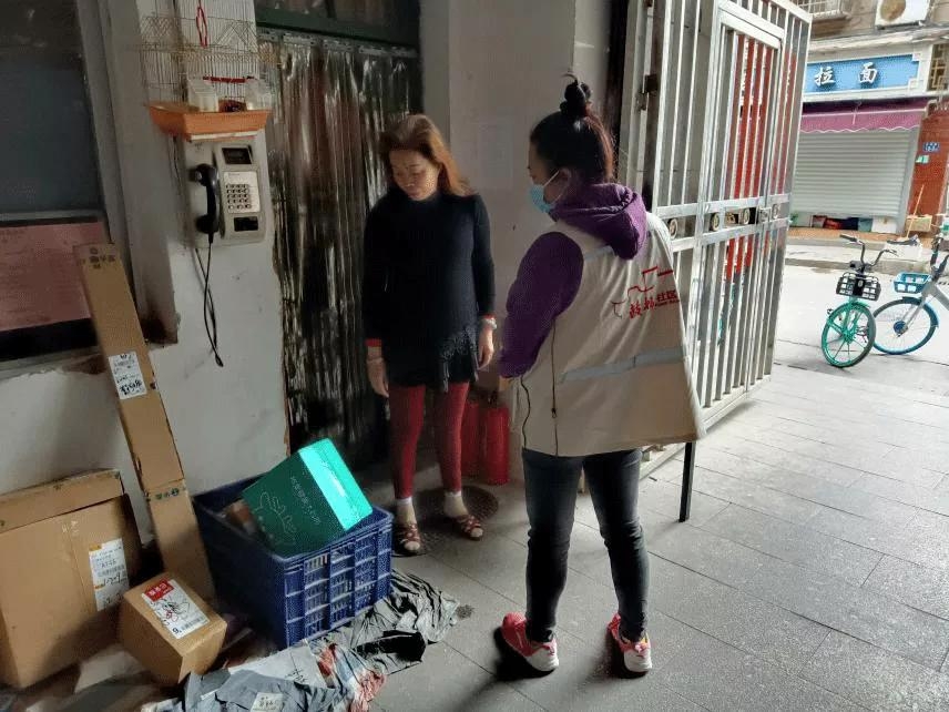 快遞寄存引紛爭,小區(qū)建柜解難題